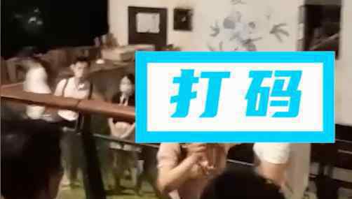 女子与陌生男子逛街被老公发现 究竟发生了什么