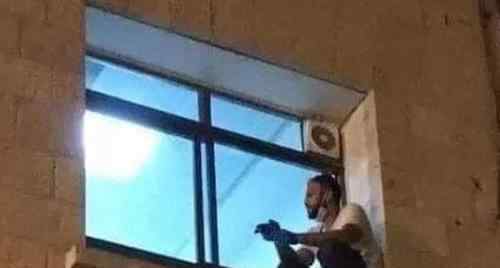 巴勒斯坦男子每日爬窗探望患新冠母亲 画面简直太让人泪目了