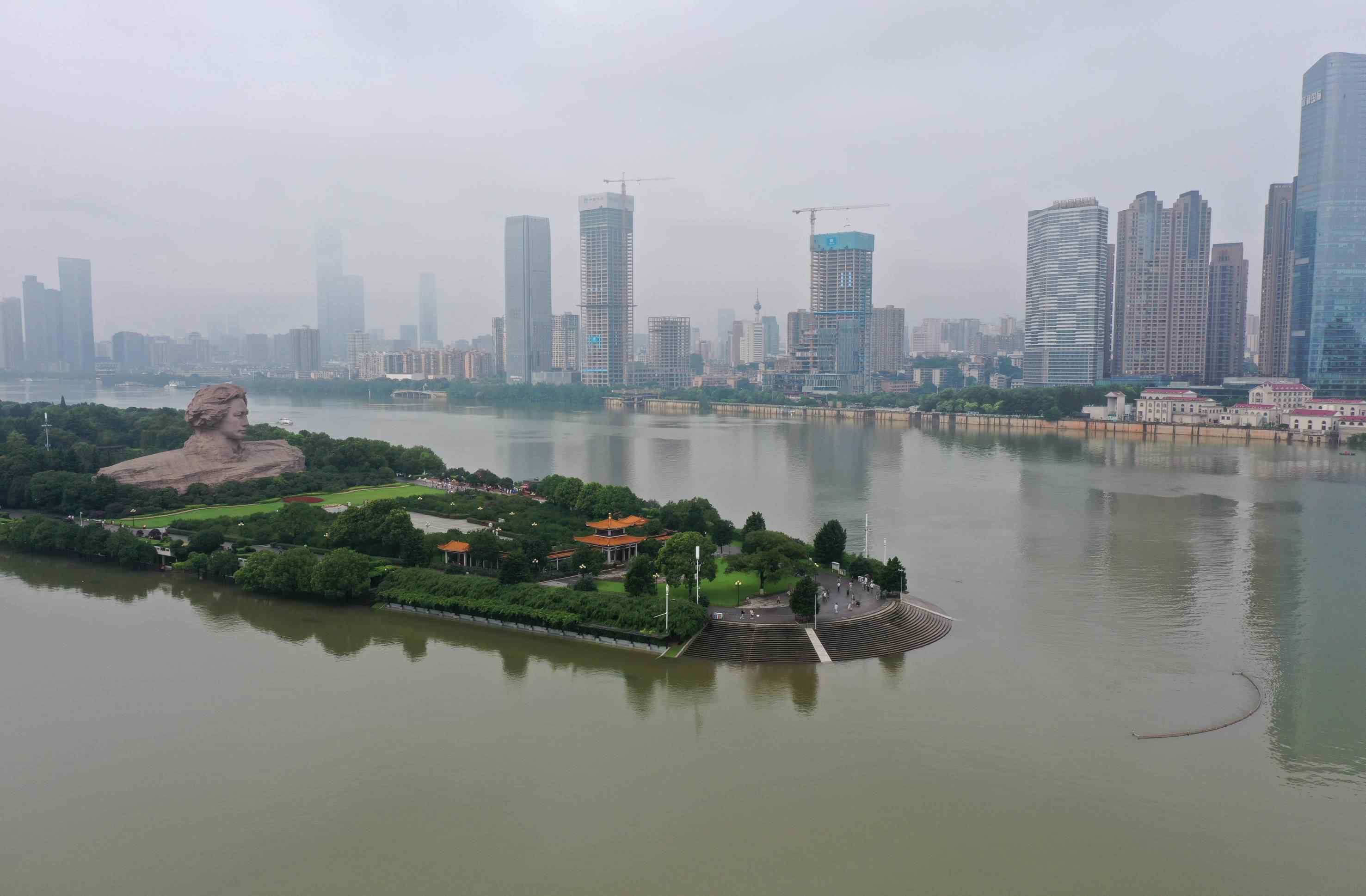 湖南校园惨案 湖南长沙湘江水位上涨，橘子洲景区暂时闭园