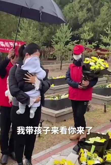 戍边战士牺牲后的第一个清明节 妈妈在陈红军墓前摆满他爱吃的菜