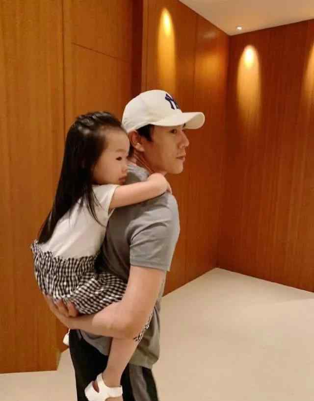 黄维德老婆 他曾与伊能静出轨同居三年，曝光后哭求原谅，如今发福成油腻大叔