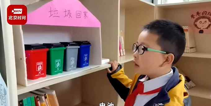小学生设计出智能分类垃圾箱 说出垃圾名桶盖自动开 网友：不得了！