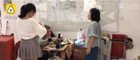 军训服蹲下就崩线 裁缝阿姨:本是自由职业，是你们让我有了加班的感觉