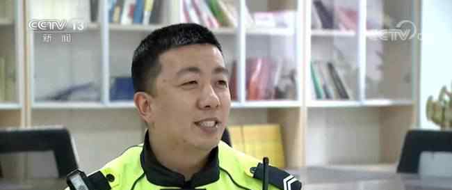电线掉落交警大风中托举40分钟 究竟发生了什么