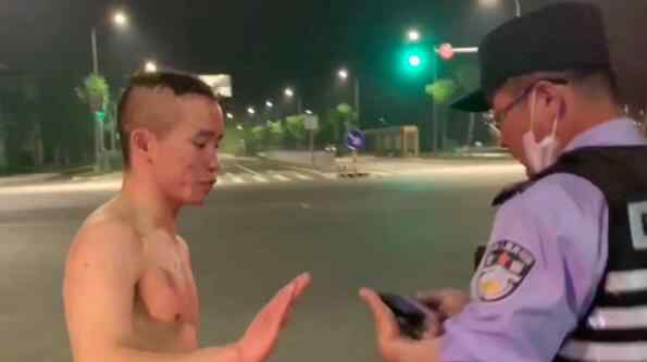 外卖小哥凌晨救落水女子 回顾事情经过