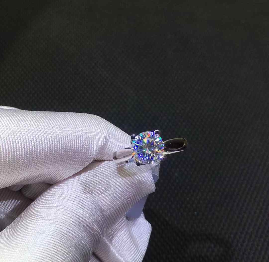 钻石多少钱一克 1克拉莫桑钻戒有多大 莫桑钻戒多少钱一克