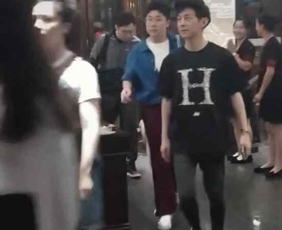 何炅黄磊夫妇约饭  什么情况网友偶遇（图）