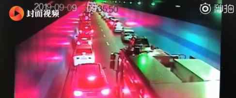 隧道内百辆车10秒让出生命通道 具体情况是什么?