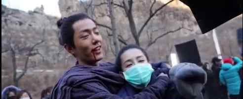 肖战搂李沁脖子 肖战为什么搂李沁脖子
