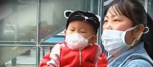 家长给宝宝换纸尿裤发觉不对劲  到底发生了什么