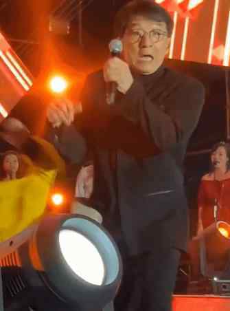 成龙演出遇小意外是怎么回事什么小意外有受伤吗