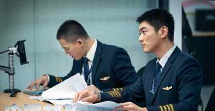 中国机长紧急呼叫版预告 中国机长剧情简介中国机长谁演的