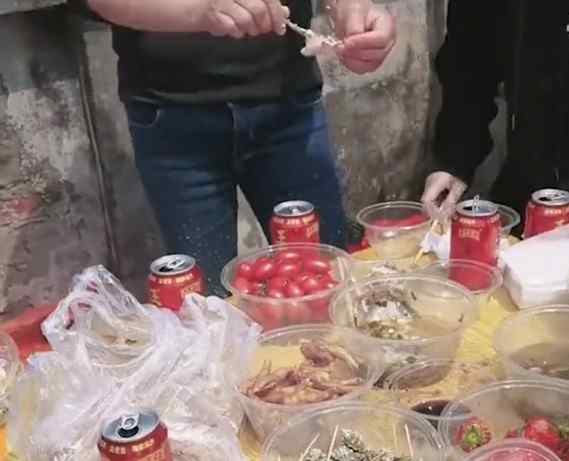 浙江一家族扫墓后在坟前聚餐 家人称老人生前就喜欢热闹 引热议！
