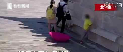 男子疑似在故宫随地小便 在故宫什么地方小便故宫怎么回应