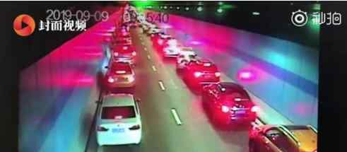 隧道内百辆车10秒让出生命通道 事情经过是怎样的