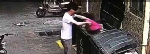 环卫工在垃圾桶发现一个硬枕头 打开一看瞬间慌了