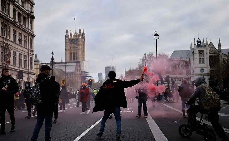 英国伦敦爆发反警察法抗议示威 场面混乱！至少一名警察受伤