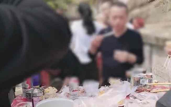 浙江一家族扫墓后在坟前聚餐 家人称老人生前就喜欢热闹 引热议！