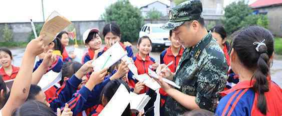 小学生围着武警叔叔要签名 宛如现实版追星武警叔叔是做了什么