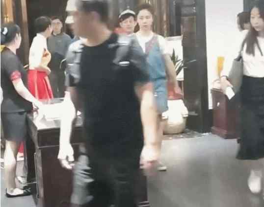 何炅黄磊夫妇约饭  什么情况网友偶遇（图）