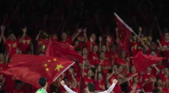 艾克森梅开二度  是什么意思中国球迷为何为他欢呼