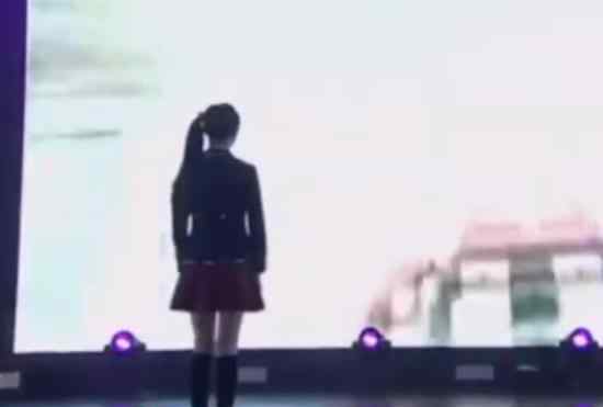 郑爽穿校服再现楚雨荨 十年依旧清纯可人文章配图