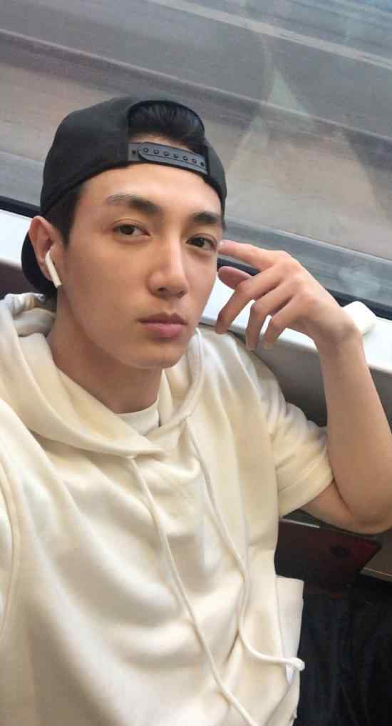 萧亚轩恋情曝光 萧亚轩恋爱对象是谁男友黄皓身份大起底