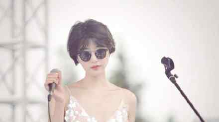 李亚鹏女友近照 李亚鹏女友长什么样跟王菲很像