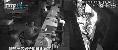 被枪指着淡定玩手机 什么情况发生了什么（图)