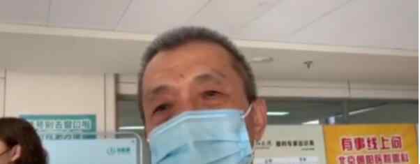 大爷带鲜花找陶勇医生复诊 究竟原因是什么