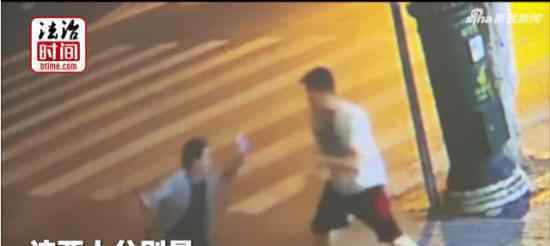 快递员持刀砍客户 快递员为什么要持刀砍客户这客户怎么样了