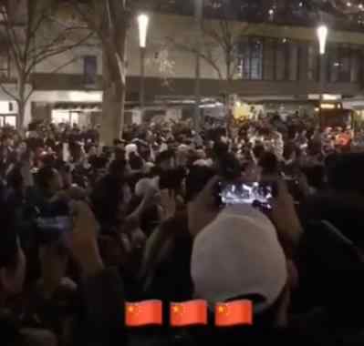 中国留学生面对港独齐唱国歌 高喊一个中国