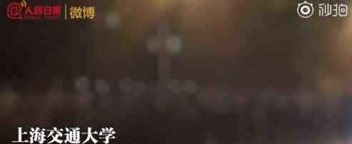军训照挑战  交大男生雨夜合唱《映山红》是什么样?
