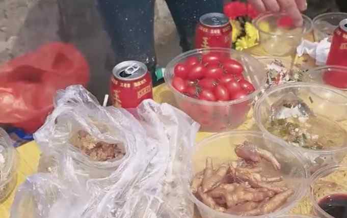 浙江一家族扫墓后在坟前聚餐 家人称老人生前就喜欢热闹 引热议！