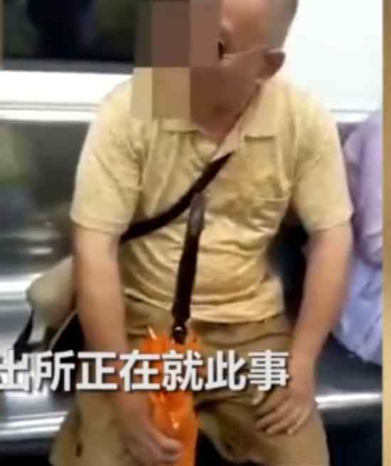 老人地铁霸座强行把女孩挤开 声称要将女孩打死