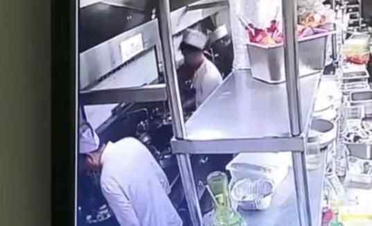 西安苏福记厨师往锅中吐口水 究竟是怎么回事