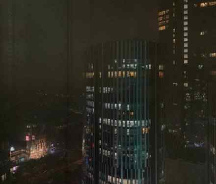 北京雷雨天气来袭遭朋友圈刷屏 网友：真是白天懂了夜的黑