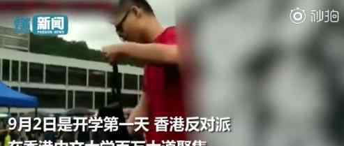 内地青年手撕反对派黑旗  喊：拍吧，我是中国人(图）