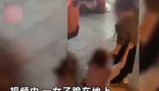 女子街头下跪哭求欠债人还钱 究竟发生了什么