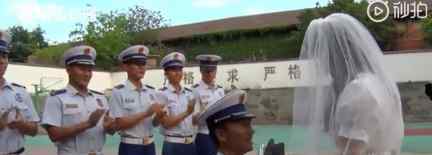 女幼师捧花向消防员男友求婚 为什么要这样做