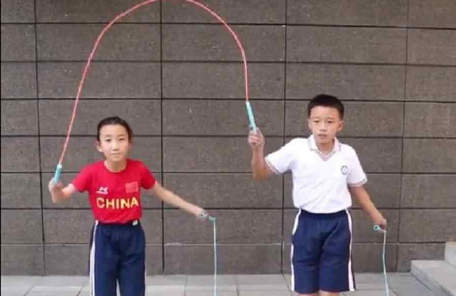 11岁孩子玩花绳看晕网友 究竟是怎么回事