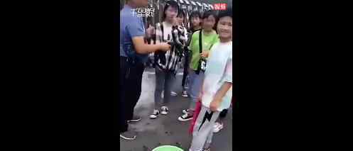 老师提水桶校门口给女生卸妆 具体什么情况什么学校
