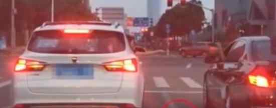 女孩硬扛无德司机 网友们纷纷点赞拍手叫好