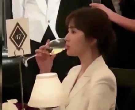 宋慧乔纽约时装周  今日份典雅高贵，笑起来好甜文章配图