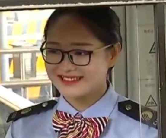 高速收费员每天要笑500次 男收费员比女收费员更不容易