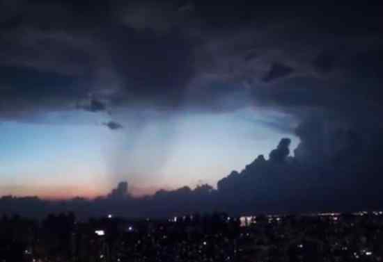 武汉暴雨后天地相连 武汉天空像塌了一个漏雨的洞
