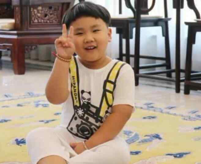 郭德纲5岁小儿子近照 母子俩关系非常亲密