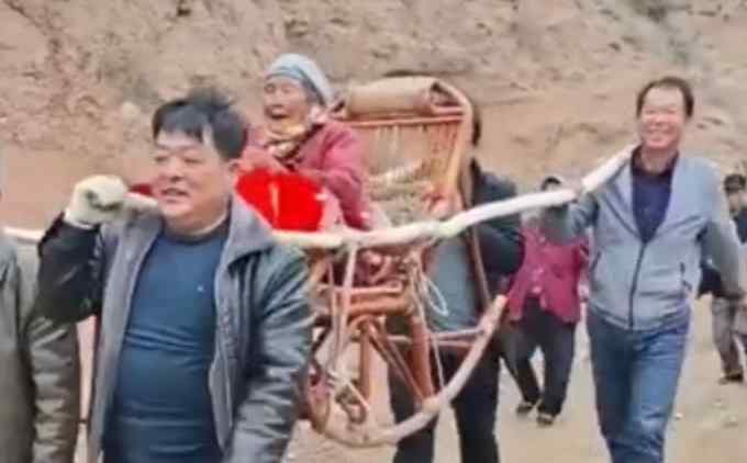 9旬奶奶被晚辈抬上山扫墓 家人：老人如果明年还想去 我们接着抬