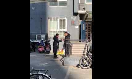 丈夫给父母偷买年货妻子当场发飙 内容却令人深感生活不易