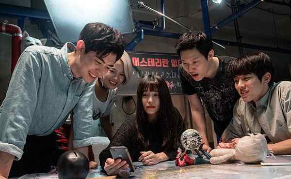 李成烈 韩国恐怖片《0.0兆赫》几个自称见过鬼少年探寻世间